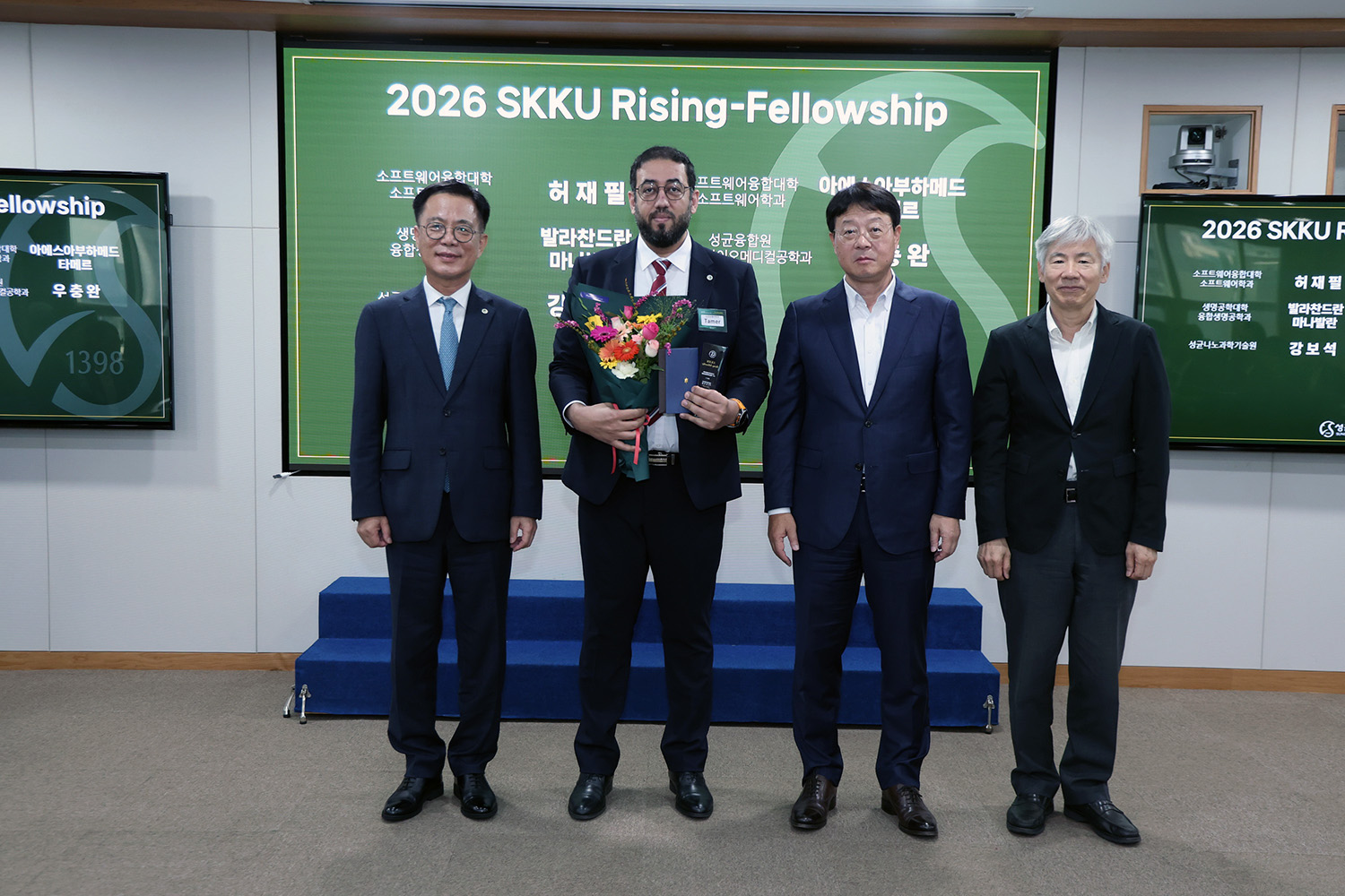 Prof. Tamer Abuhmed receiving the 2026 SKKU Rising-Fellowship award